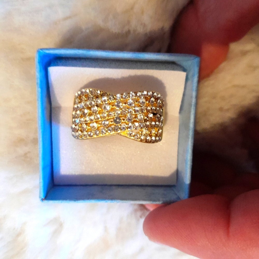 Gold Rhinostone Ring NWOT